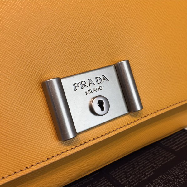 Pra*a metal closure 23.5cm x 5.5cm x 14.5cm