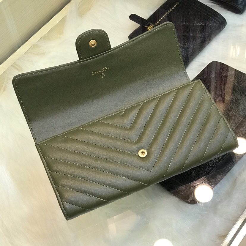 Ch**el long imported deer grain leather v-grain road wallet 80758 green 10.5*19.*3cm