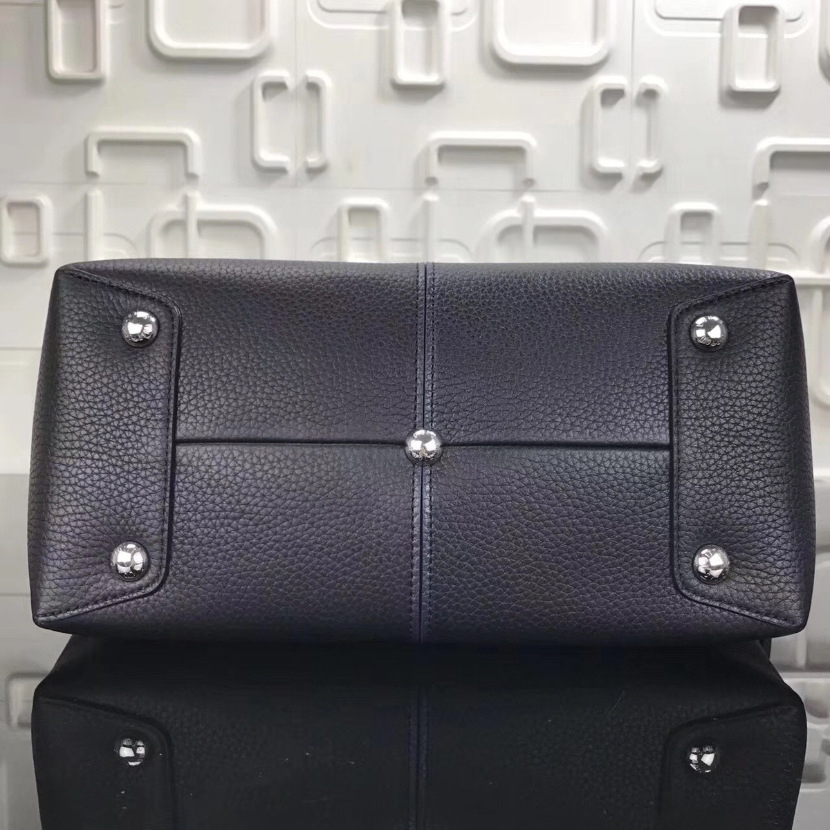 l0vis Vvtt0n m54779 black 44 * 25 * 18cm