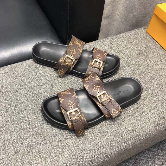 l0vis Vvtt0n sandals
