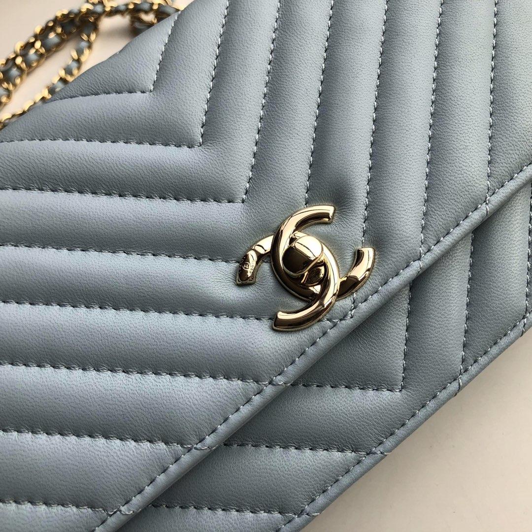 Ch**el lamb skin v-type chain bag blue 19x13.5x3.5cm