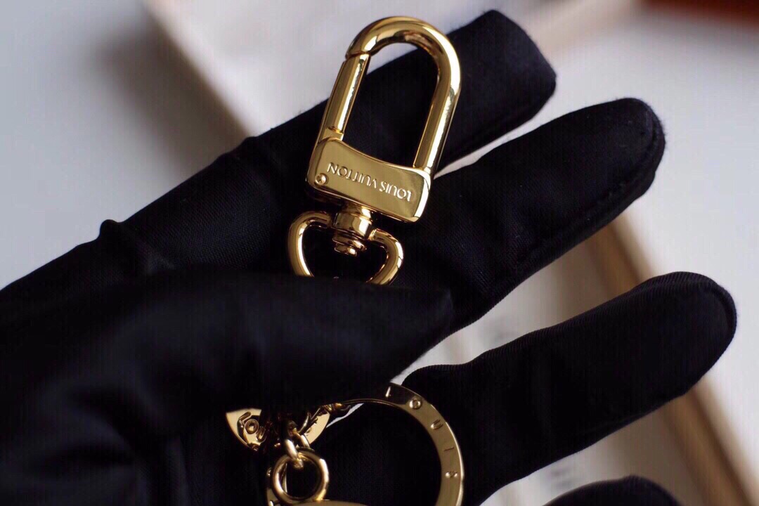 l0vis Vvtt0n key ring