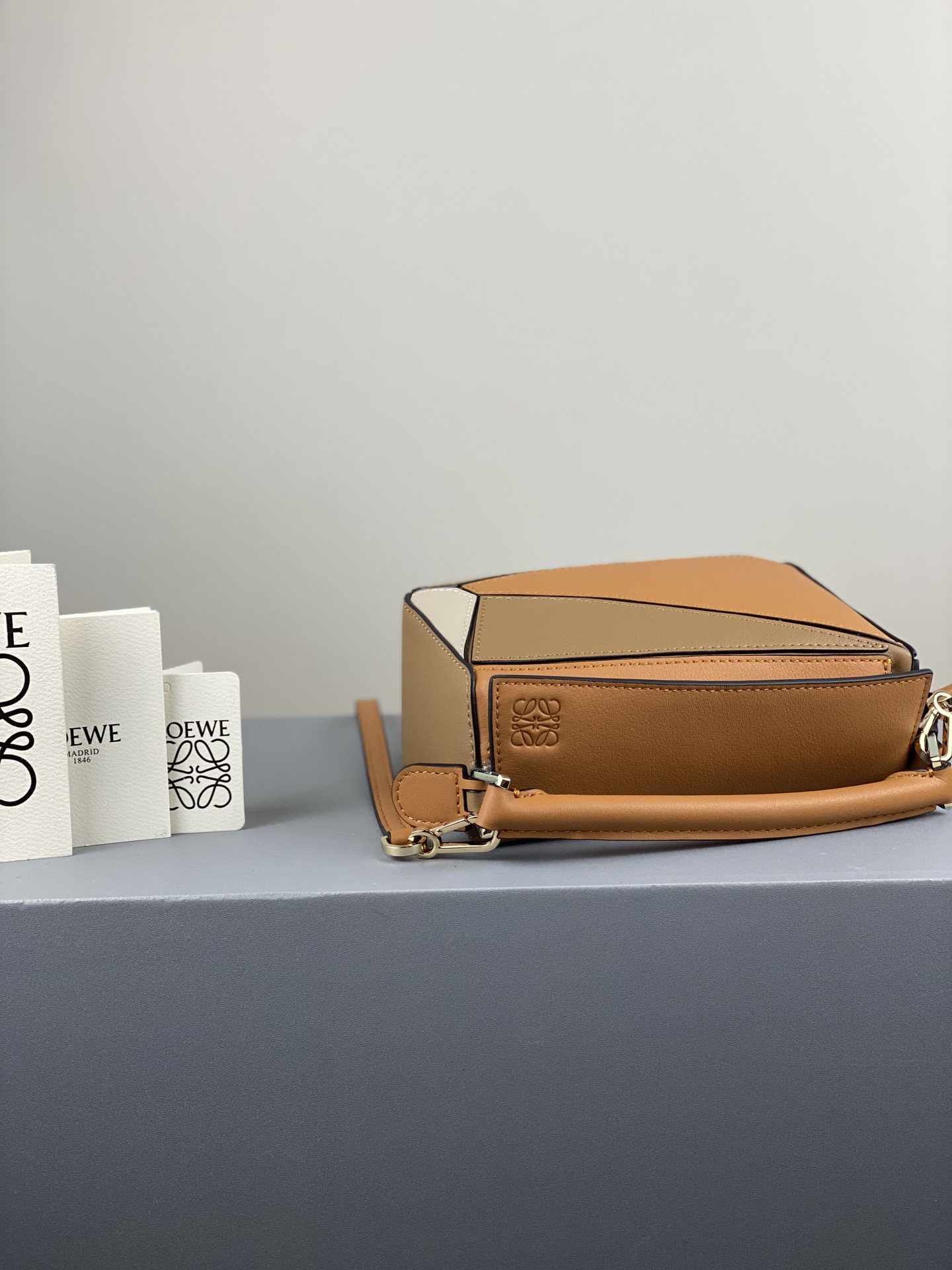 L0ew* mini puzzle bag in classic calfskin warm desert a510u95x19 18 x 12.5 x 8cm