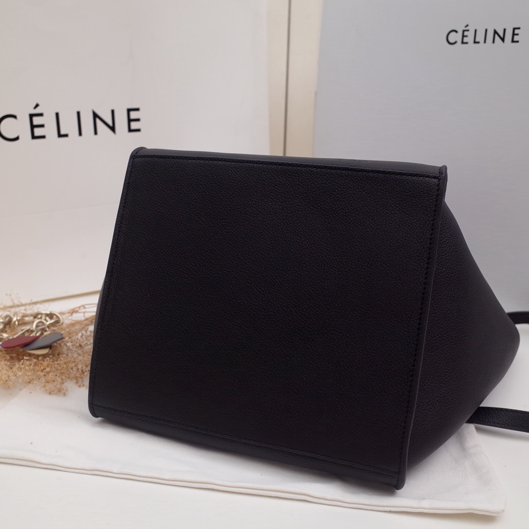 ce1i*e big bag with long strap in S*pple grained calfskin black 189313a4u 24 x 26 x 22 cm
