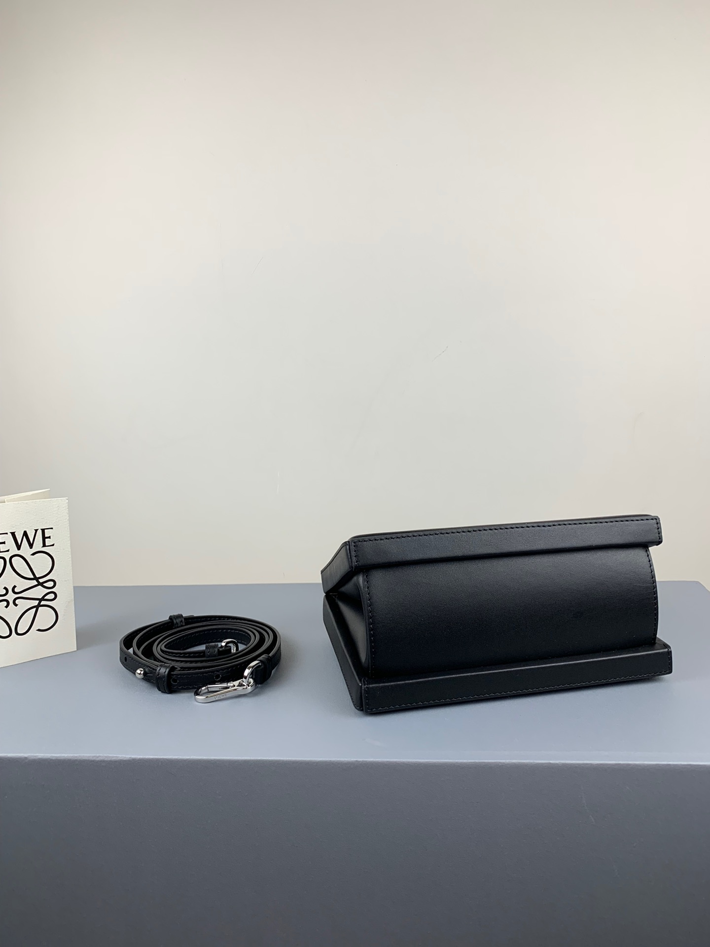 L0ew* postal small bag black 309.56.w85 17 x 13.5 x 8.5 cm