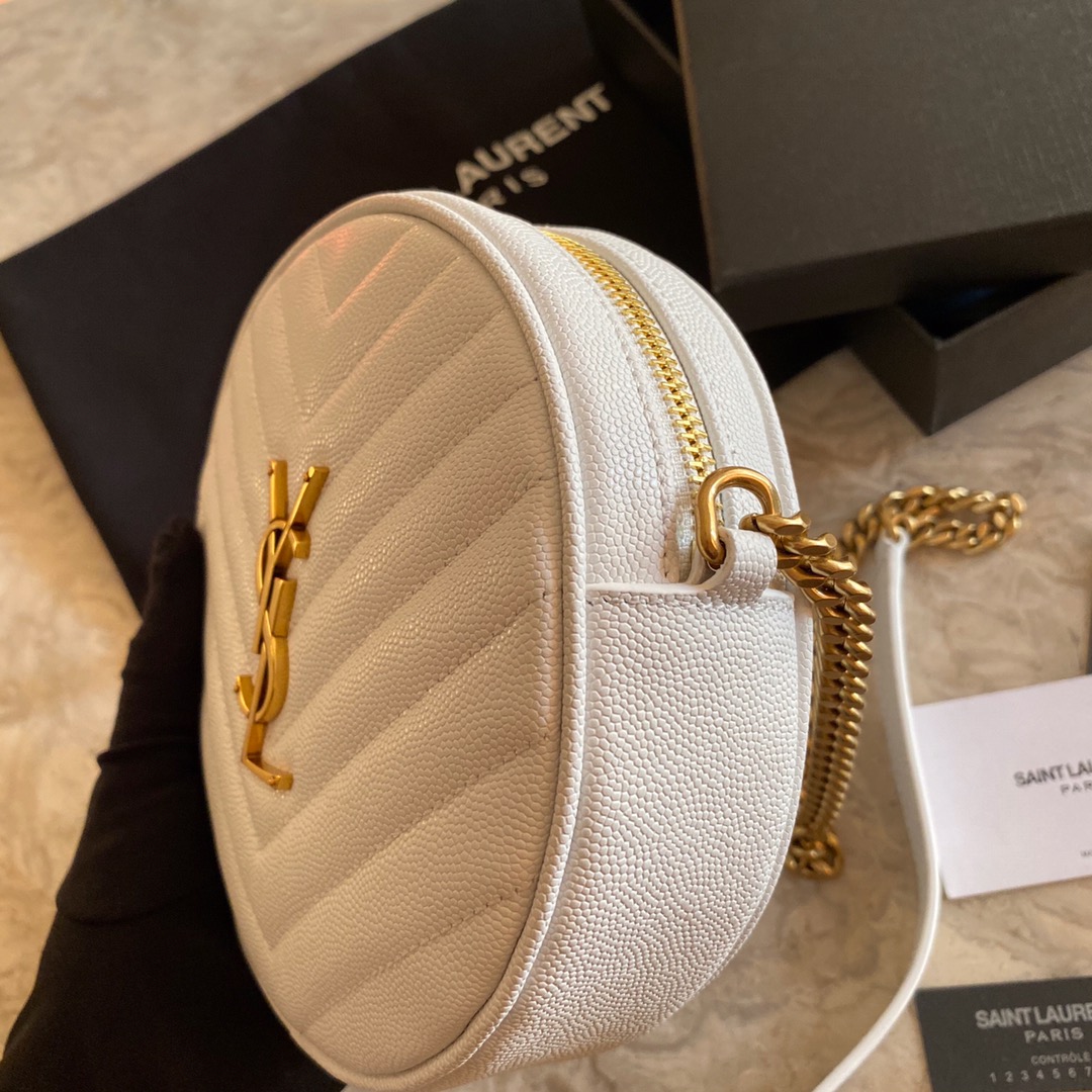 Y51 vinyle round camera bag in chevron-quilted grain de poudre embossed leather white 6104361 17 x 17 x 5.5 cm