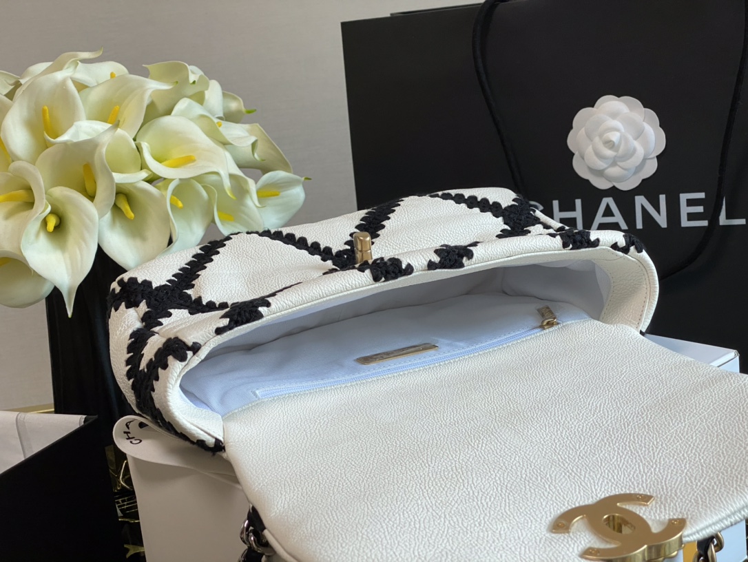 Ch**el 19 handbag calfskin crochet ruthenium-finish metal white & black as1160 16 x 26 x 9 x cm