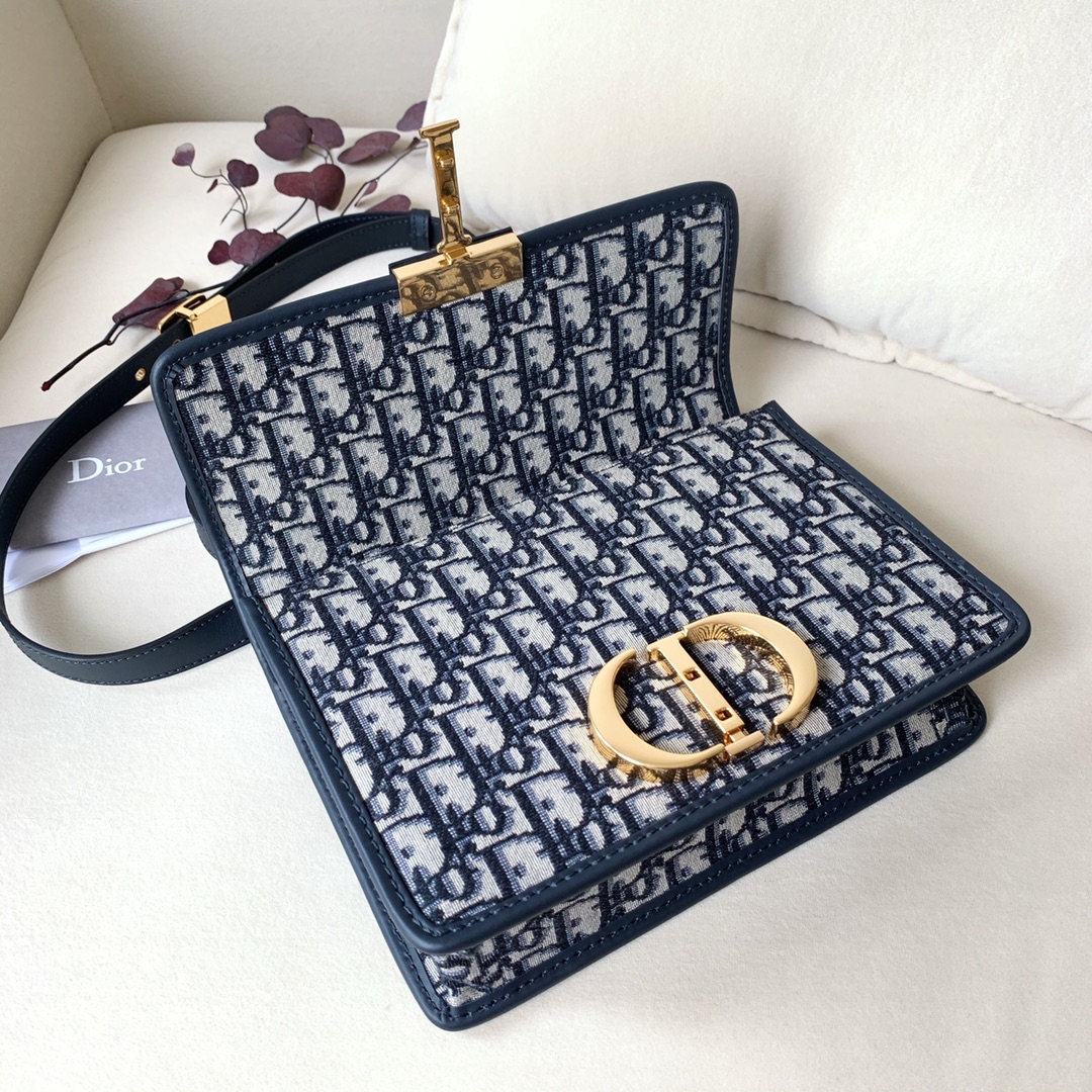 D10r 30 montaigne bag blue D10r oblique jacquard m9203utzq 24 x 17 x 8 cm