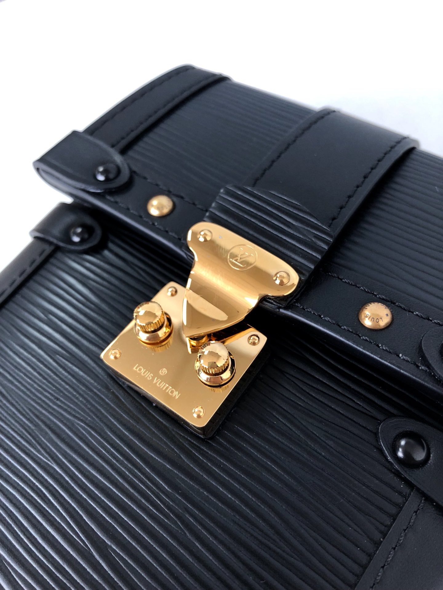 l0vis Vvtt0n vertical trunk pochette epi leather in black m67871 11.0 x 17.5 x 3.5 cm