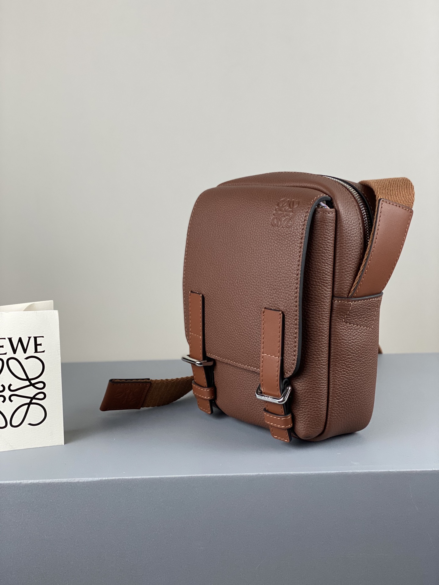 L0ew* xs military crossbody in soft grained calfskin cognac b553p59x01 22 x 14 x 9 cm