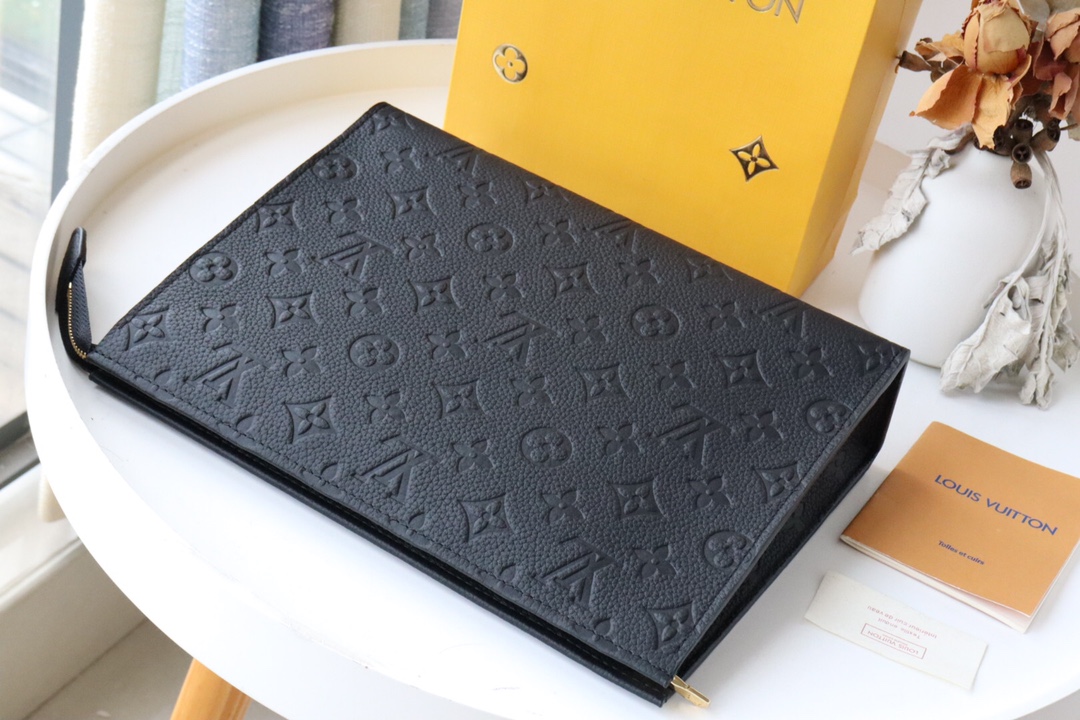 l0vis Vvtt0n pochette voyage taiga leather in black m30450 26 x 20 x 5 cm