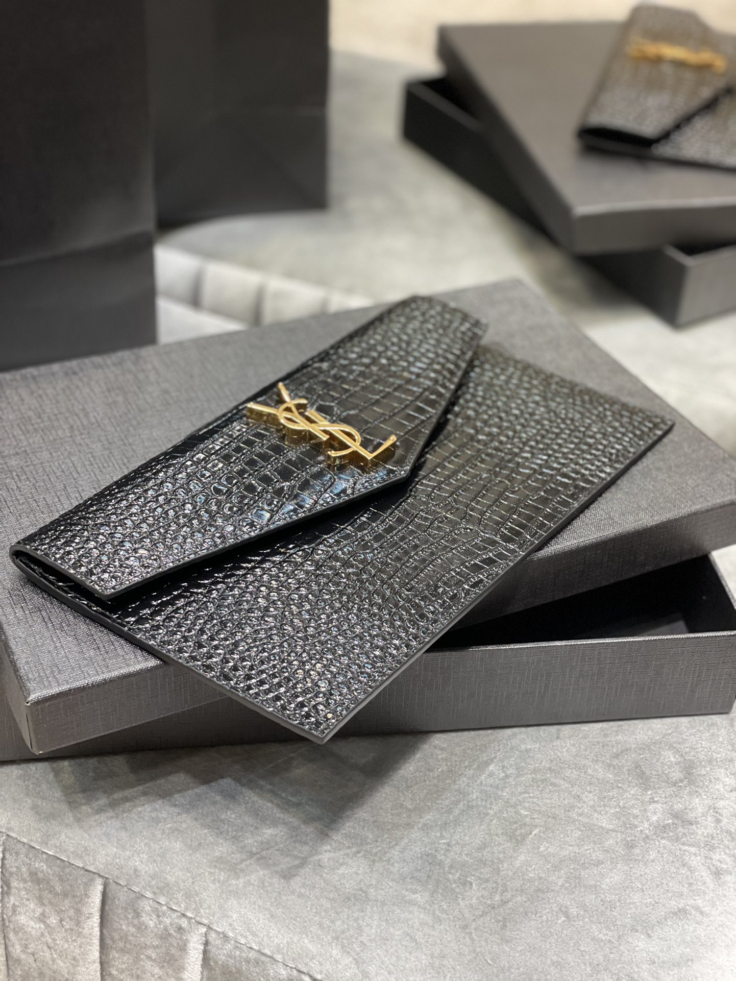 Y51 uptown pouch in crocodile embossed shiny leather black 565739 27 × 16 × 2 cm