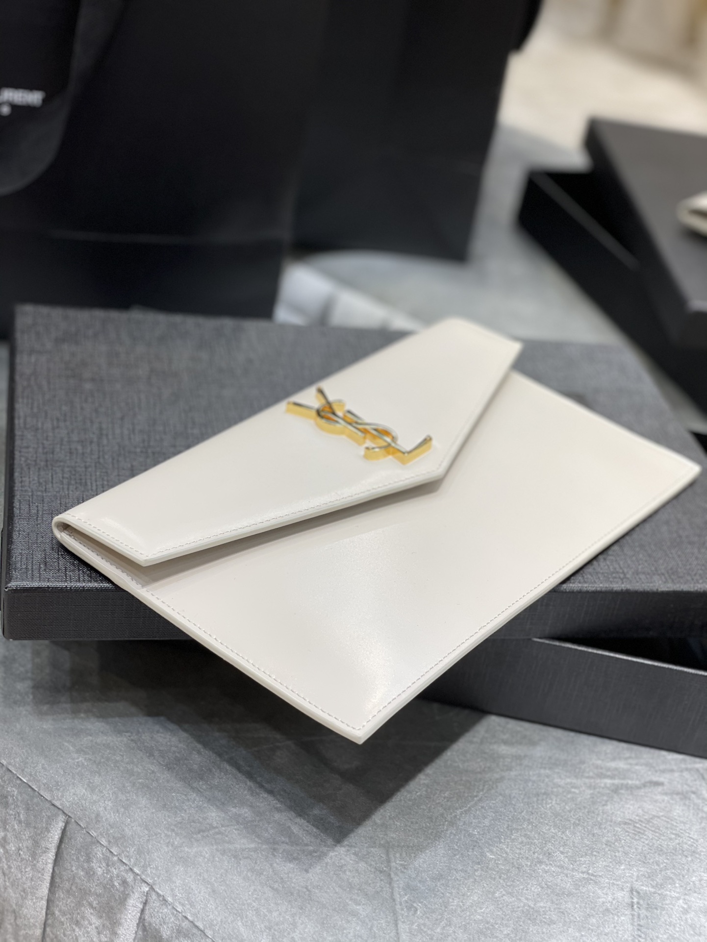 Y51 uptown pouch in shiny embossed leather blanc vintage 565739 27 × 16 × 2 cm