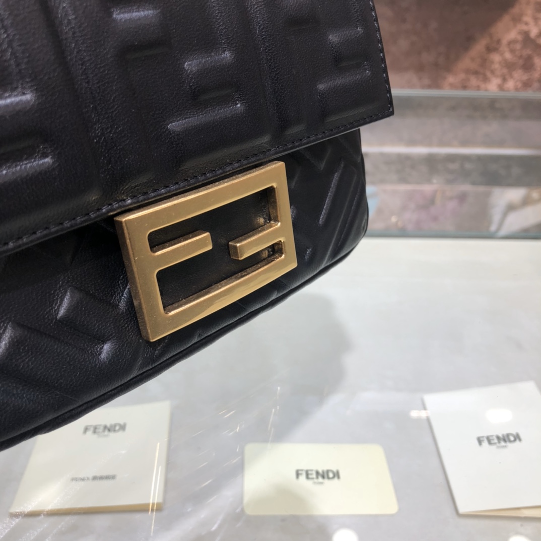 F**di baguette black leather bag 8bs017 4 x 18 x 11 cm