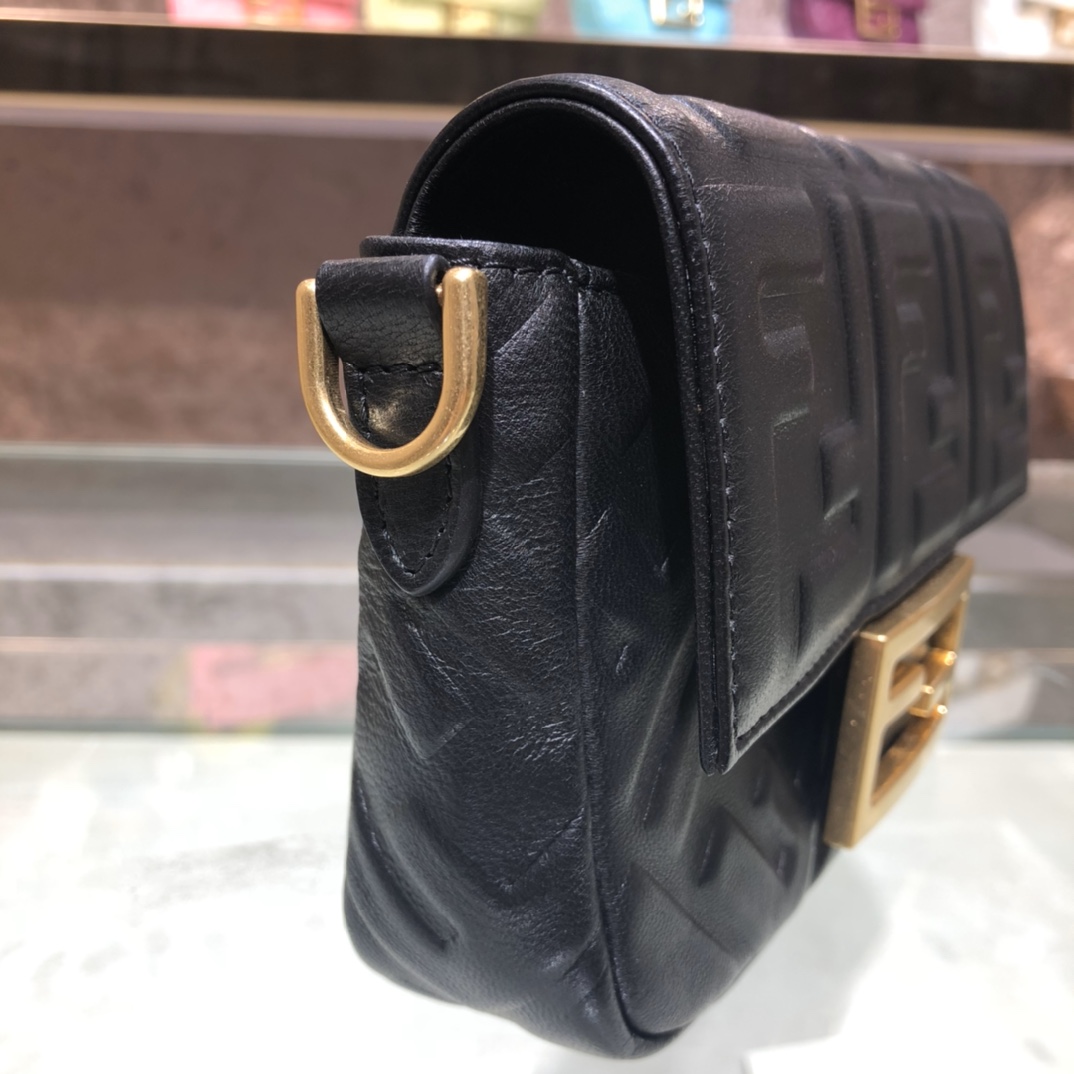 F**di baguette black leather bag 8bs017 4 x 18 x 11 cm