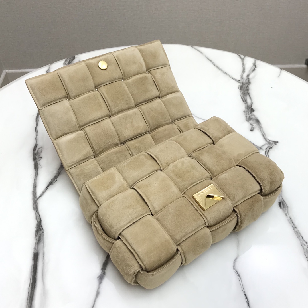 b0tt*ga Ven*ta padded cassette in suede porridge 44046 26 x 18 x 8 cm