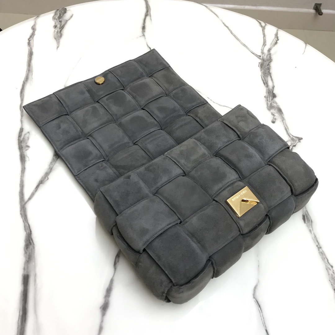 b0tt*ga Ven*ta padded cassette in suede thunder 44046 26 x 18 x 8 cm