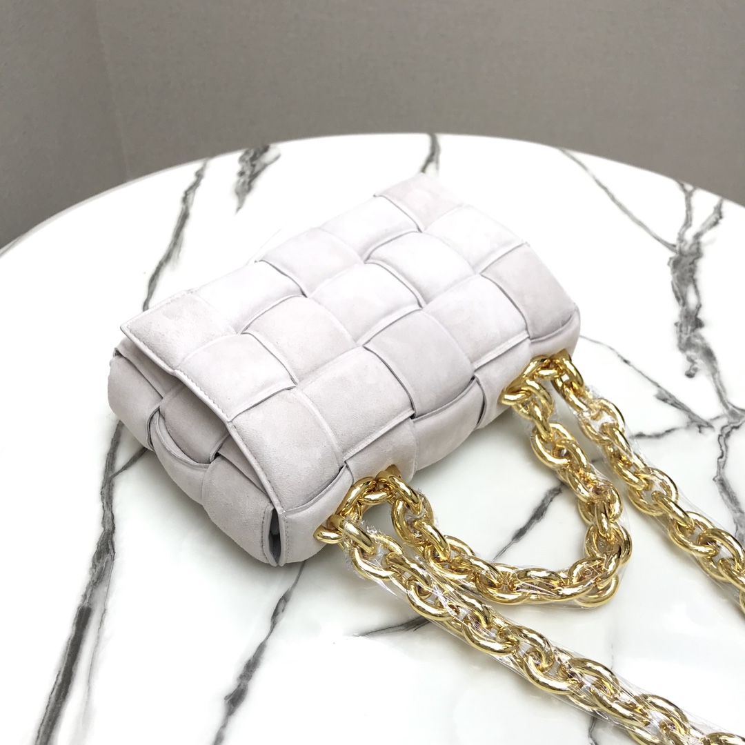 b0tt*ga Ven*ta chain cassette in suede white 44046 26 x 18 x 8 cm