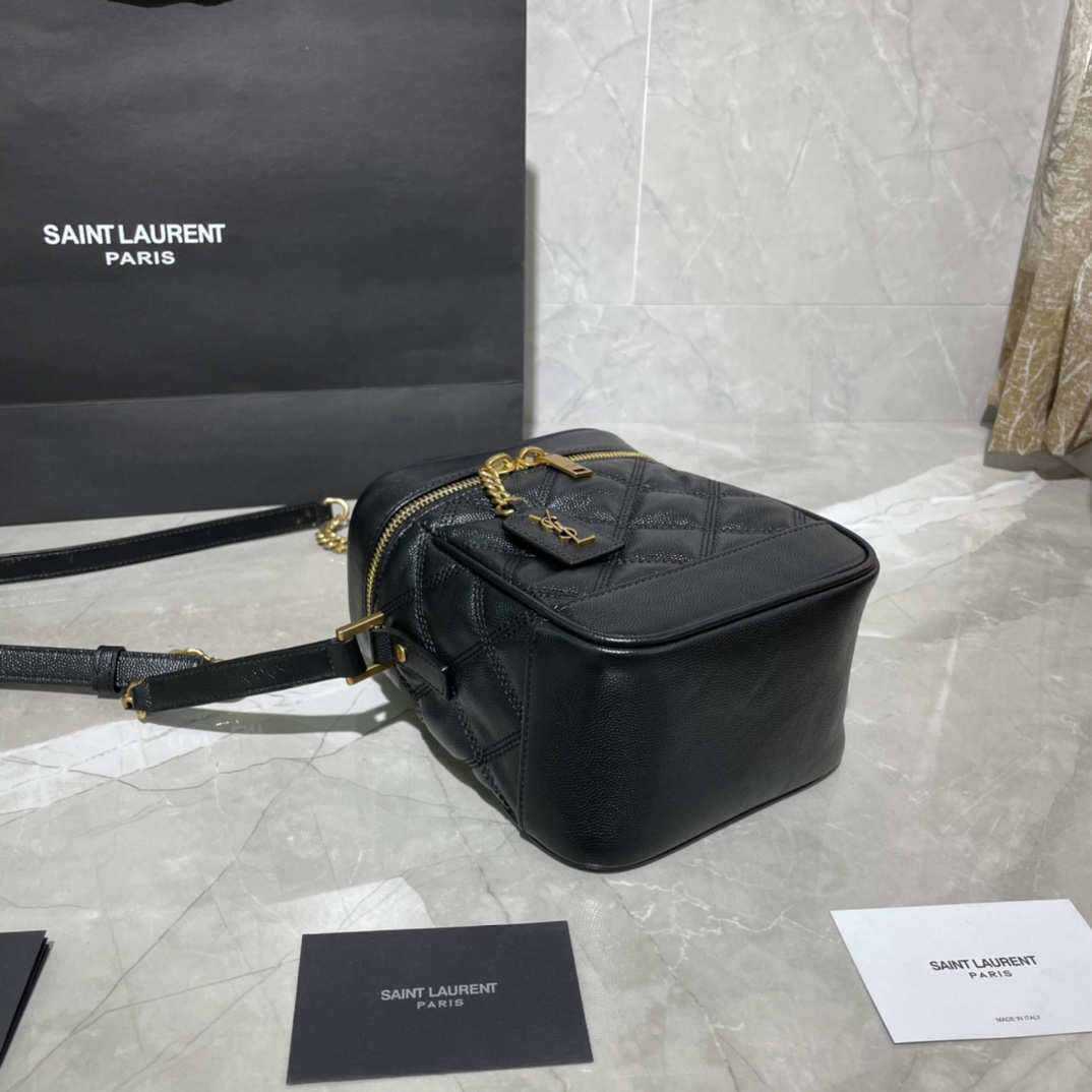 Y51 becky mini chain bag in carrÉ-quilted lambskin black 6507691 25 x 17 x 7 cm