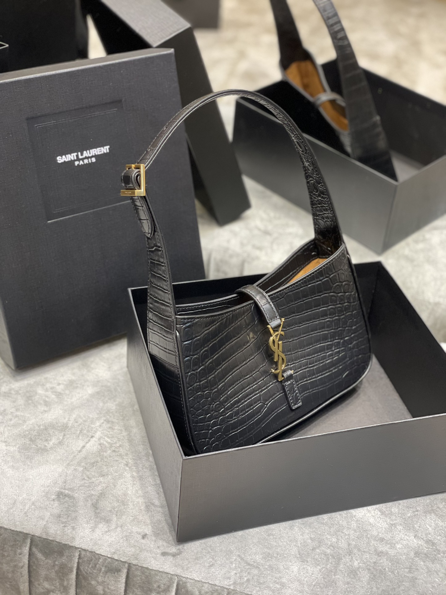 Y51 le 5 À 7 hobo bag in crocodile-embossed shiny leather black 657228 25 x 14 x 6 cm