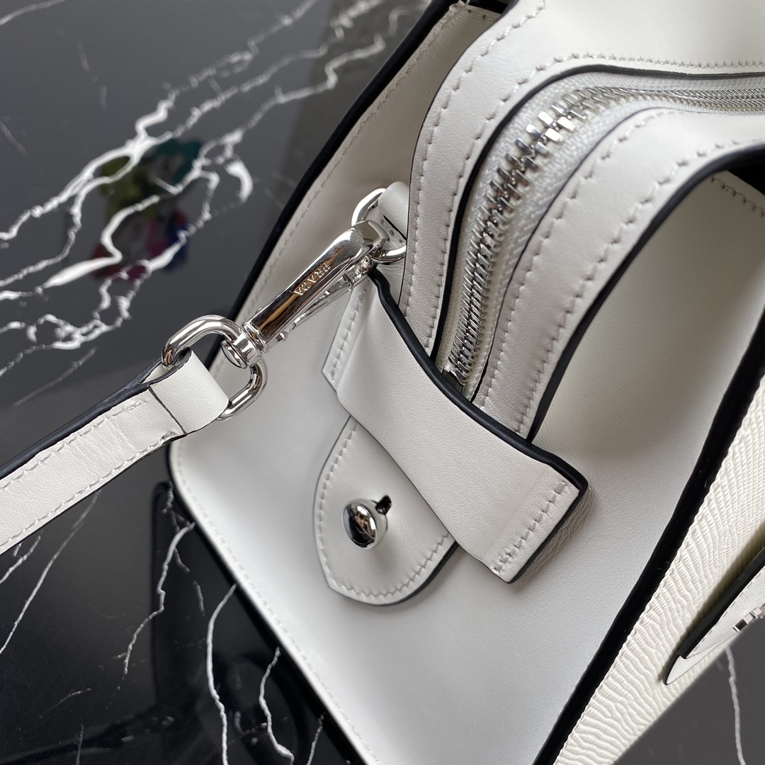 Pra*a saffiano leather kristen handbag chalk white 1ba297 26 x 20 x 3.5 cm