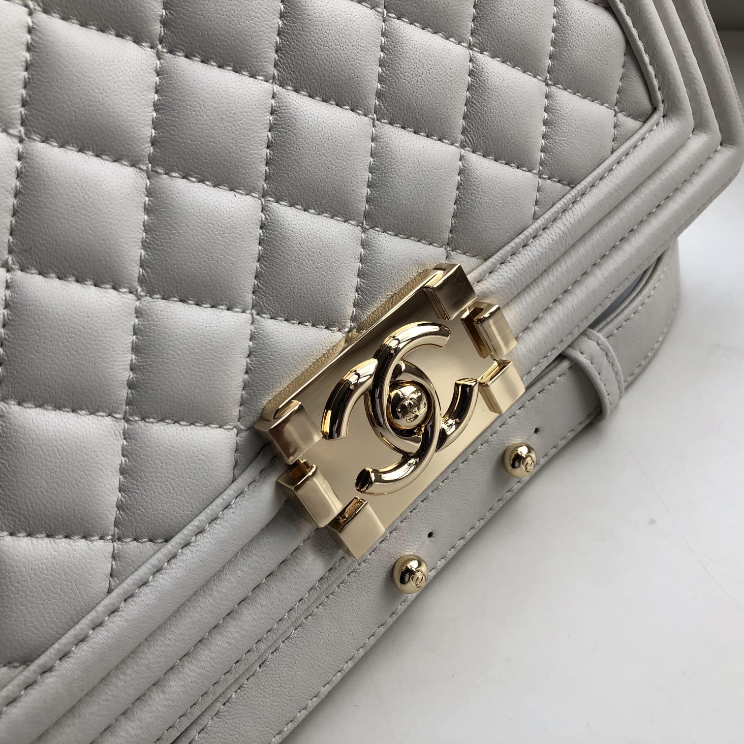 Ch**el medium old classic boy bag lambskin white a67086 25 cm