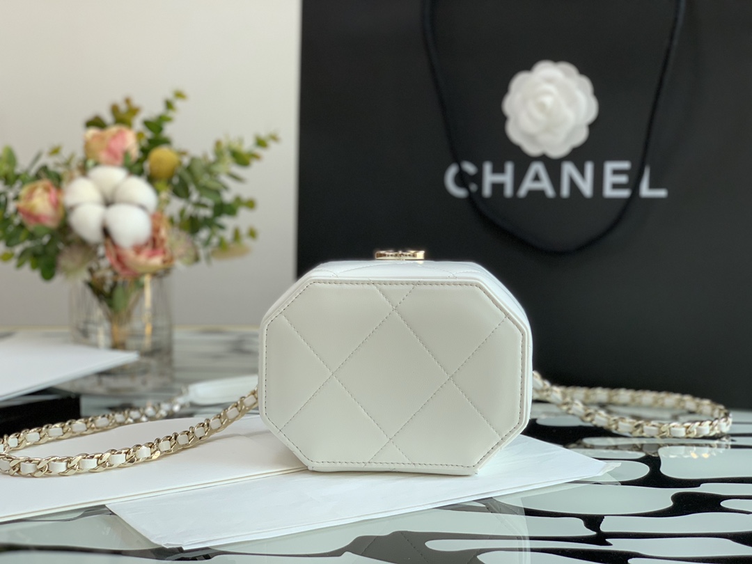 Ch**el small vanity case lambskin and gold metal white as2630 15 x 10 x 11 cm