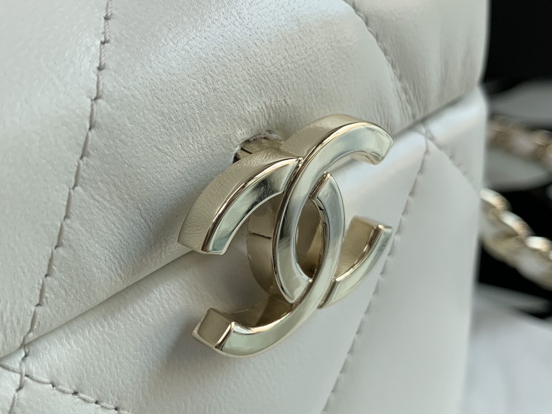Ch**el small vanity case lambskin and gold metal white as2630 15 x 10 x 11 cm