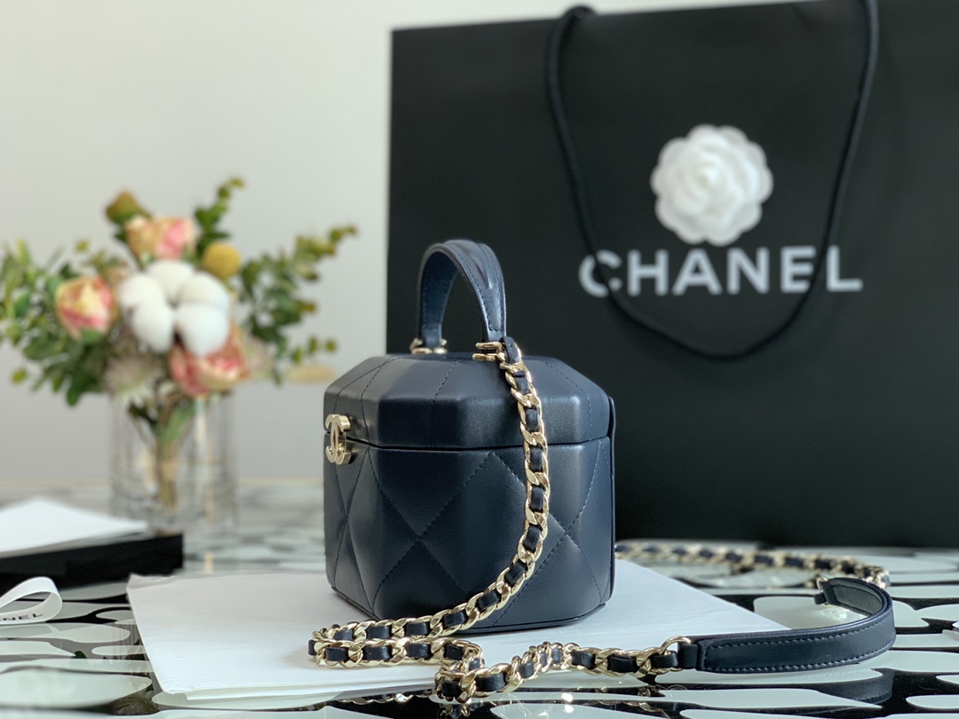 Ch**el small vanity case lambskin and gold metal dark blue as2630 15 x 10 x 11 cm