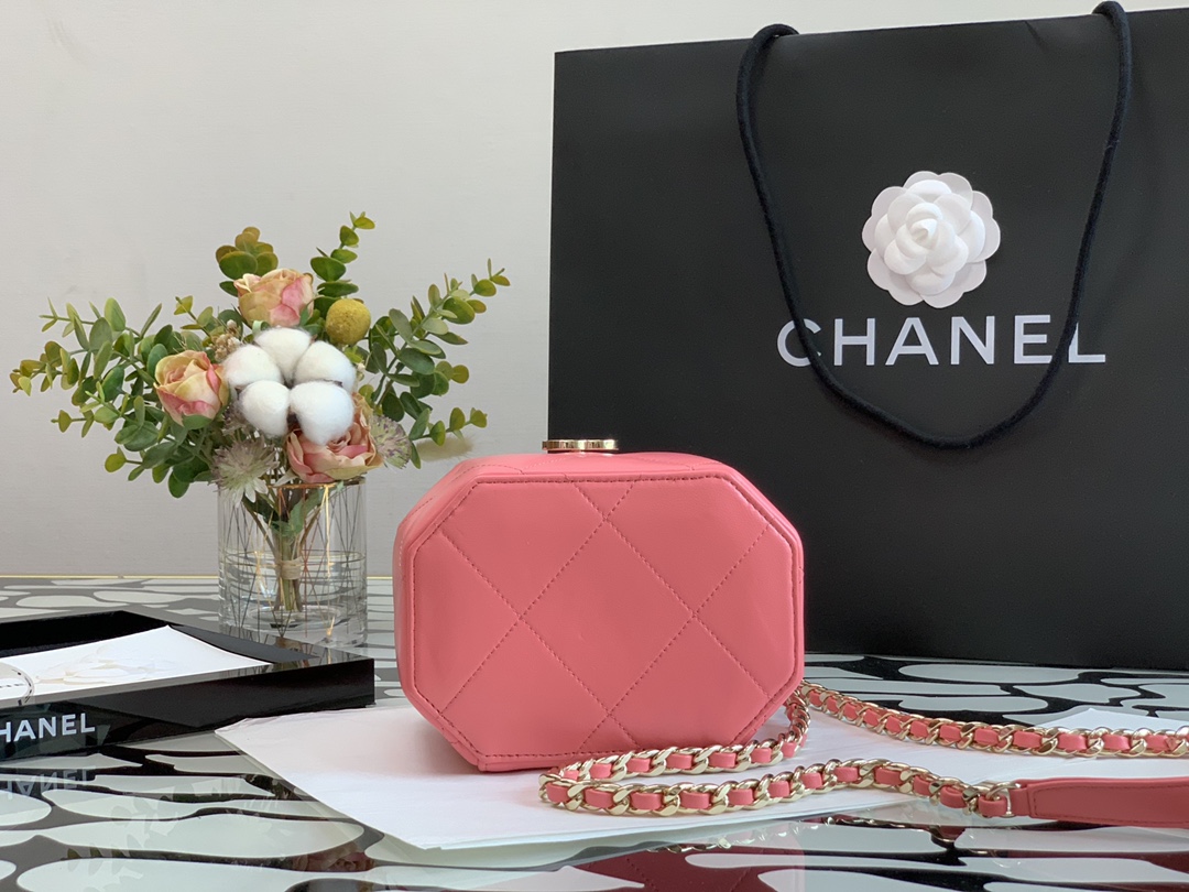 Ch**el small vanity case lambskin and gold metal light pink as2630 15 x 10 x 11 cm