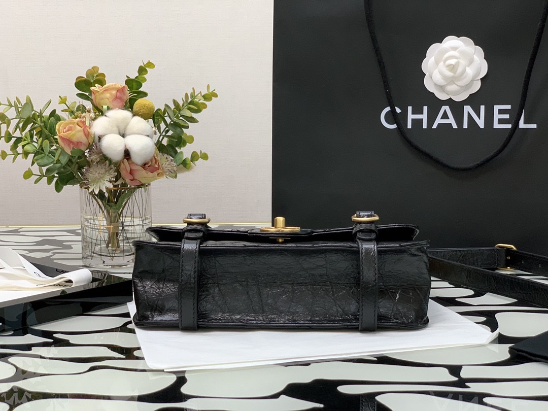 Ch**el aged calfskin and gold-tone metal messenger flap bag black as2696 17 x 25 x 8 cm