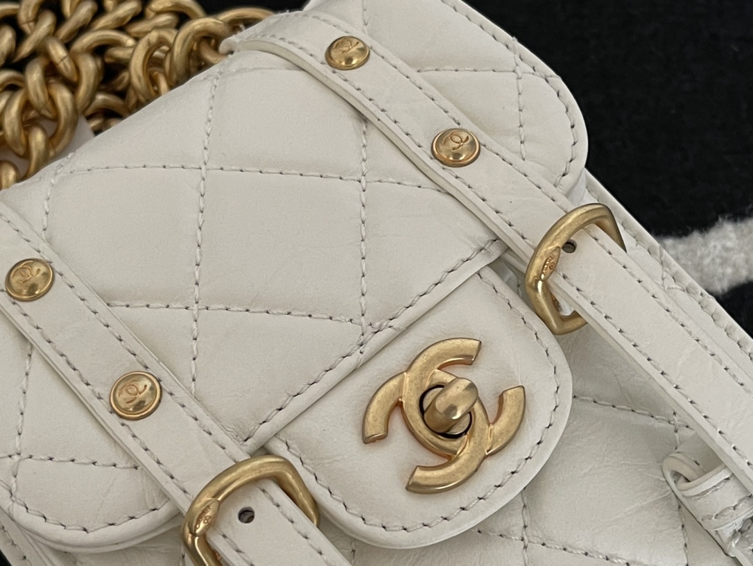 Ch**el mini aged calfskin and gold-tone metal messenger flap bag white as2695 17 x 14 x 7 cm