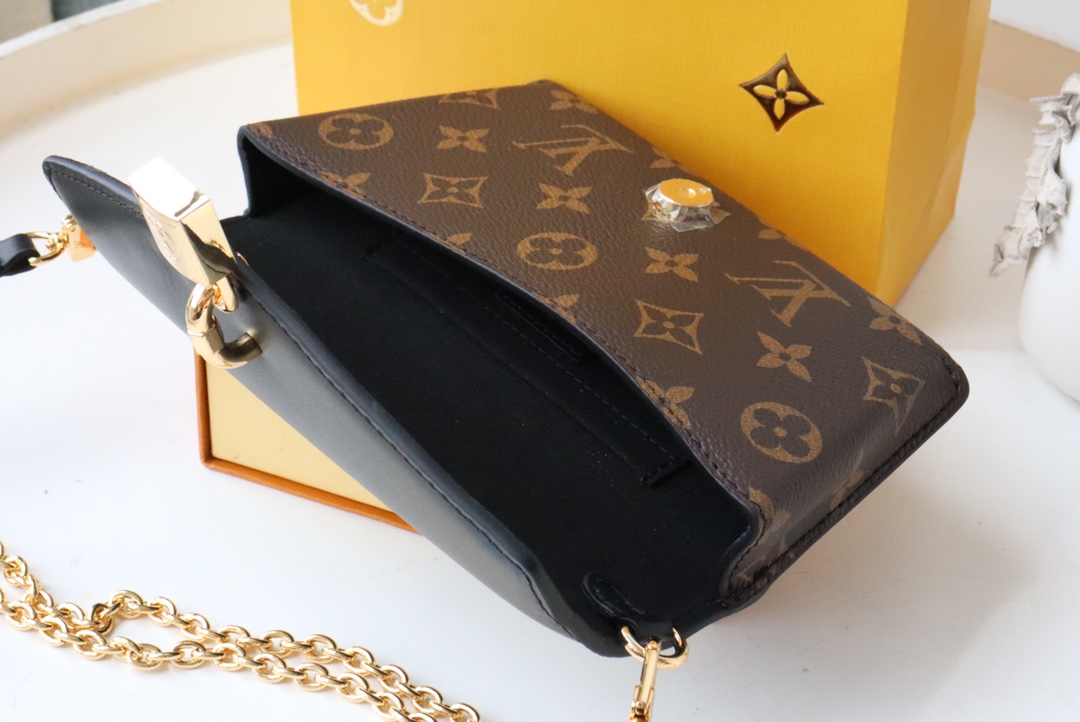 l0vis Vvtt0n padlock on strap monogram canvas black m80559 19 x 11 x 3 cm