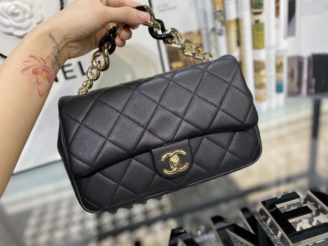 Ch**el flap bag with large bi-color chain black as1353 16 x 24 x 6 cm