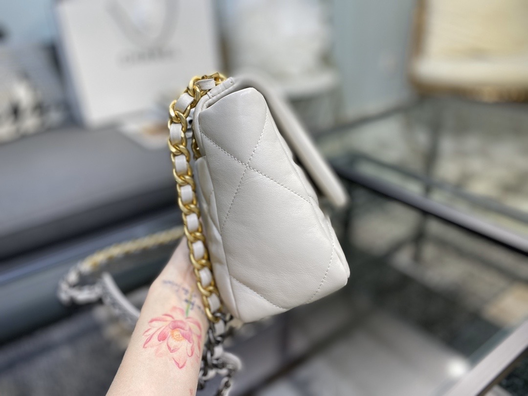 Ch**el 19 handbag lambskin chalk white as1160 26cm