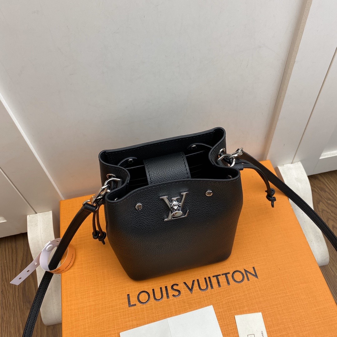 l0vis Vvtt0n nano lockme bucket grained calfskin black m68709 13.5 x 16 x 10 cm