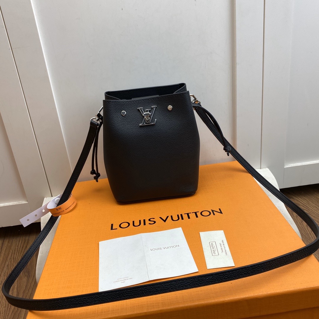 l0vis Vvtt0n nano lockme bucket grained calfskin black m68709 13.5 x 16 x 10 cm