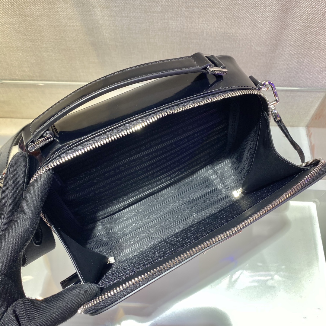 Pra*a brique saffiano leather cross-body bag black 2vh069 22 x 16 x 6 cm