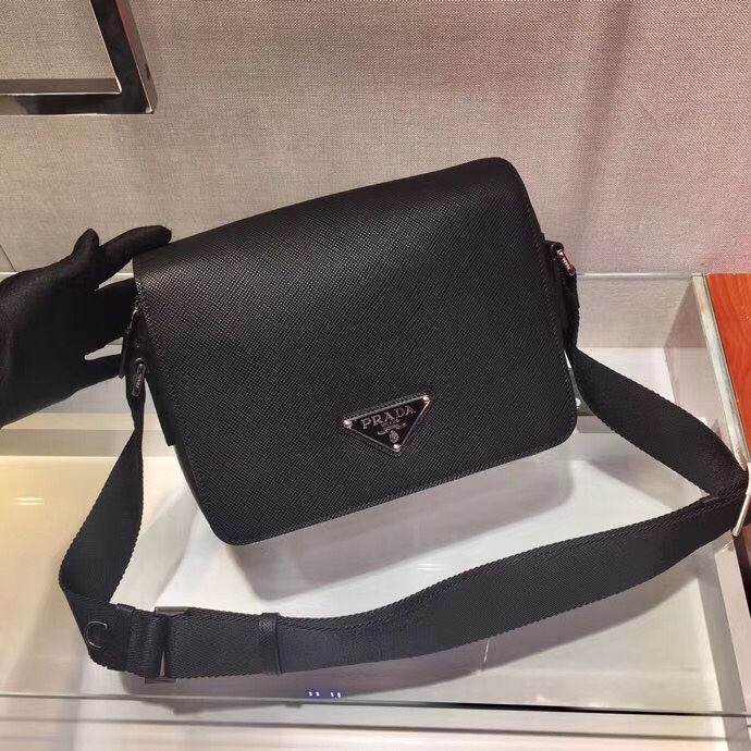 Pra*a bag with saffiano leather shoulder strap black 2vd038 24 x 18 x 6 cm