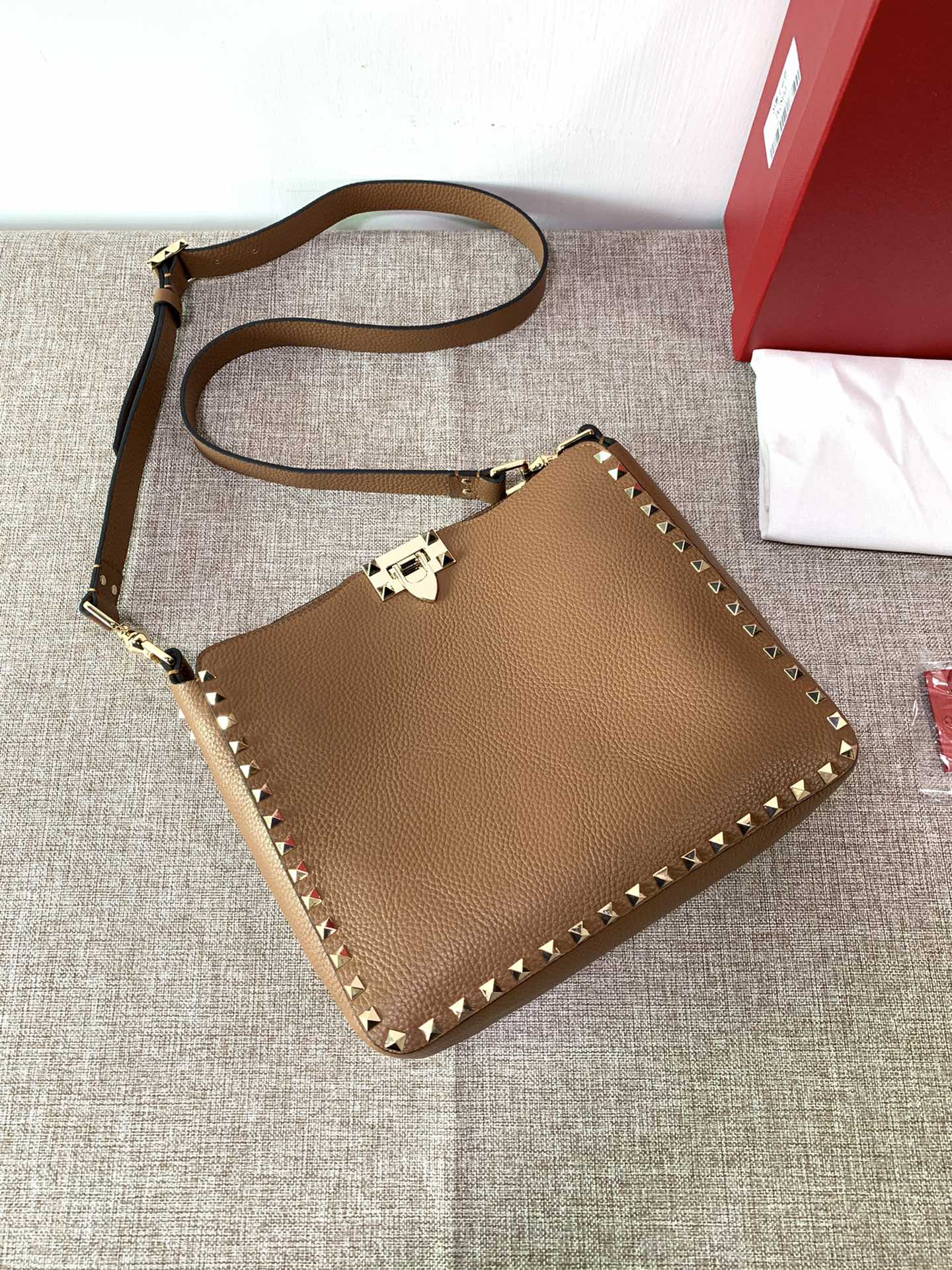 Va1e*ntin0 medium garavani rockstud tote soft cowhide leather brown 50031s 27 × 7 × 25 cm