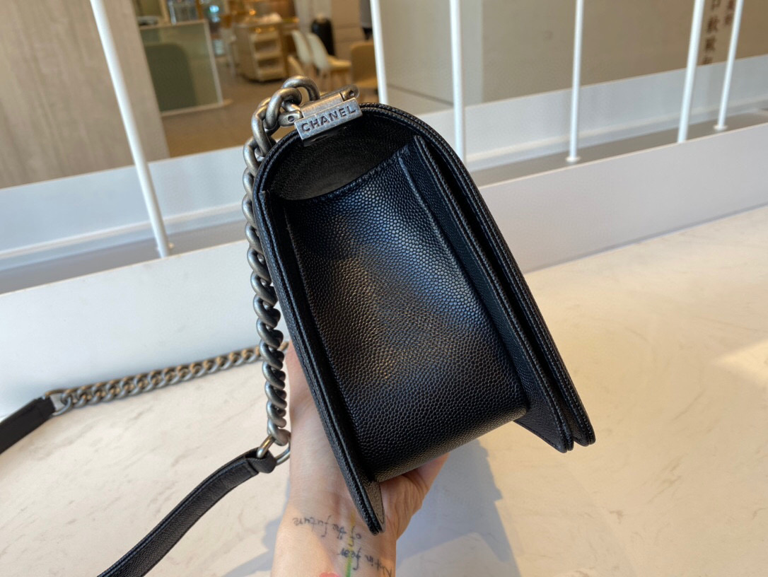 Ch**el boy handbag grained calfskin & ruthenium-finish metal black a67086 25 cm
