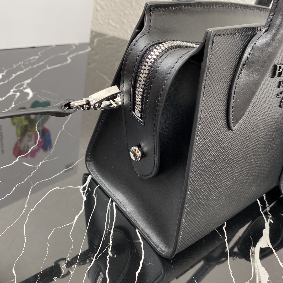 pra*a saffiano leather monoCh*0me bag black 1ba269 22 x 16.5 x 11.5 cm