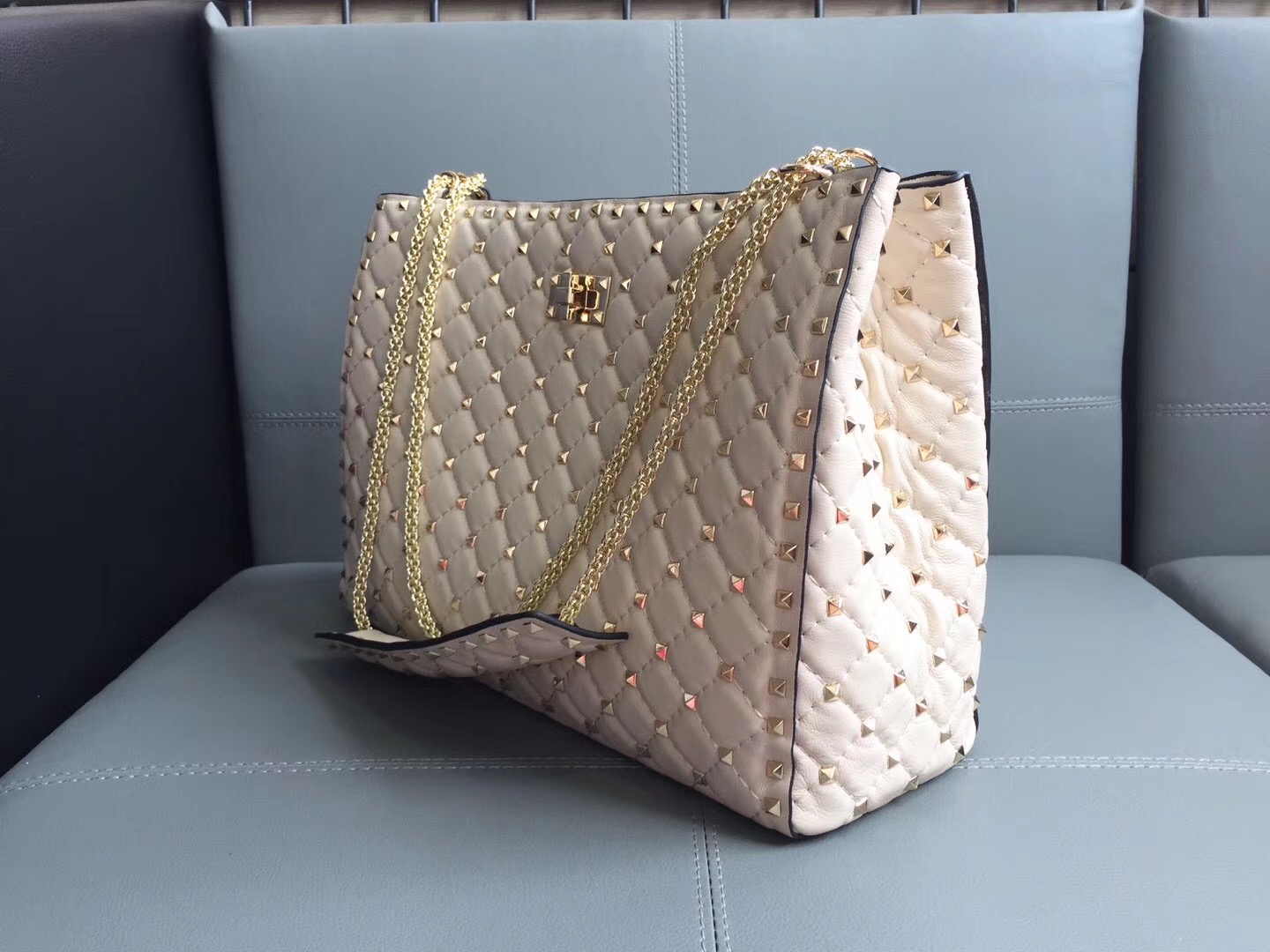 Va1e*ntin0 rockstud spike tote bag white 33 x 12 x 23 cm