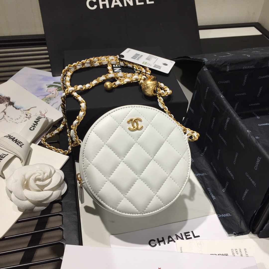 Ch**el round charm chain clutch leather white as1449 12 x 12 x 4.5 cm