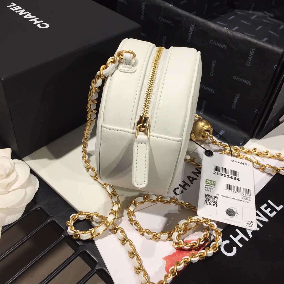 Ch**el round charm chain clutch leather white as1449 12 x 12 x 4.5 cm