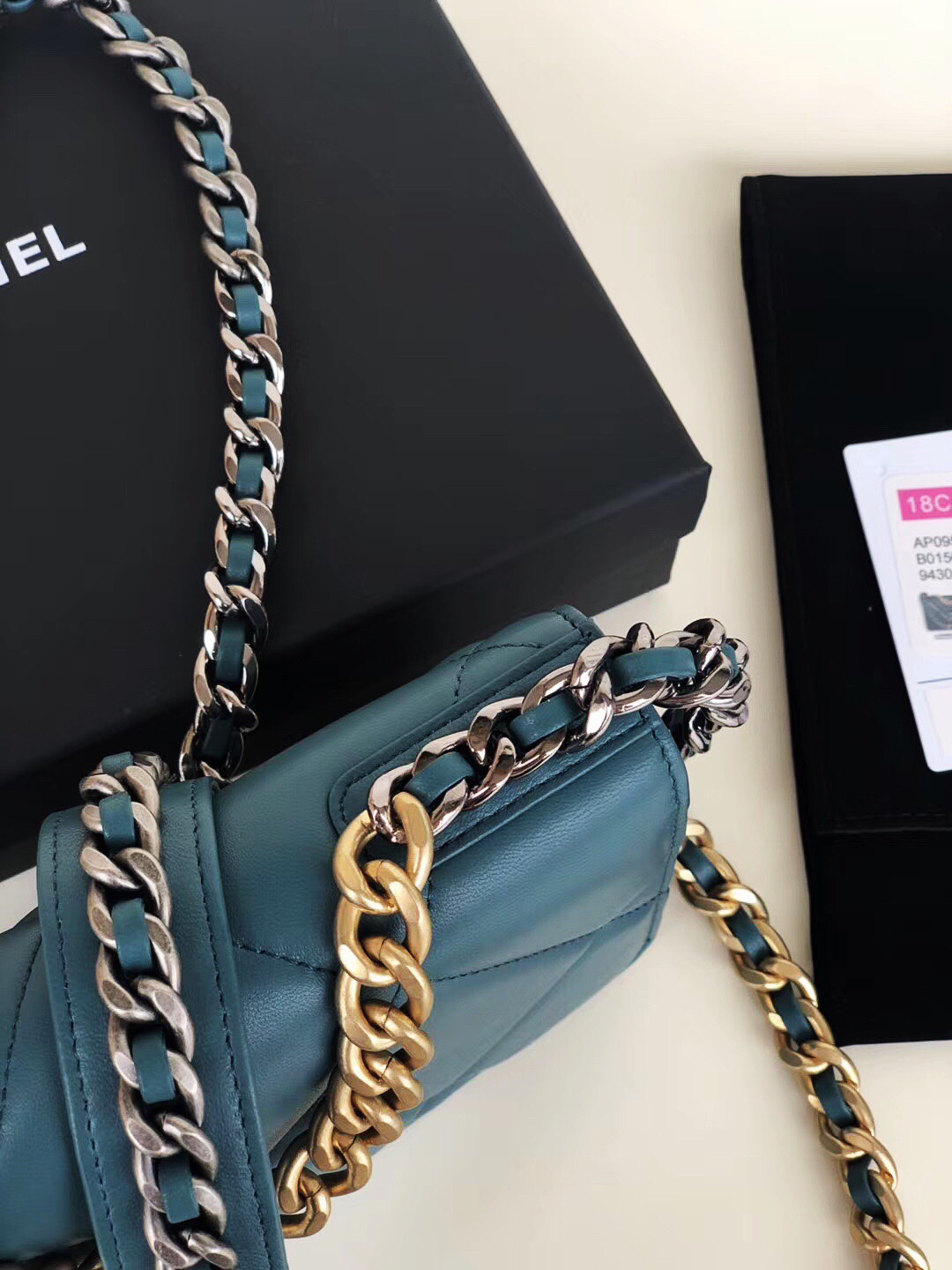 Ch**el 19 wallet on chain leather midnight green ap0957 19 x 11.5 x 7 cm