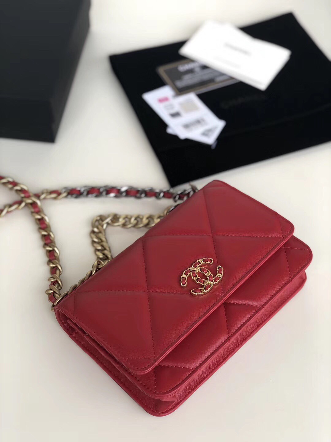 Ch**el 19 wallet on chain leather red ap0957 19 x 11.5 x 7 cm