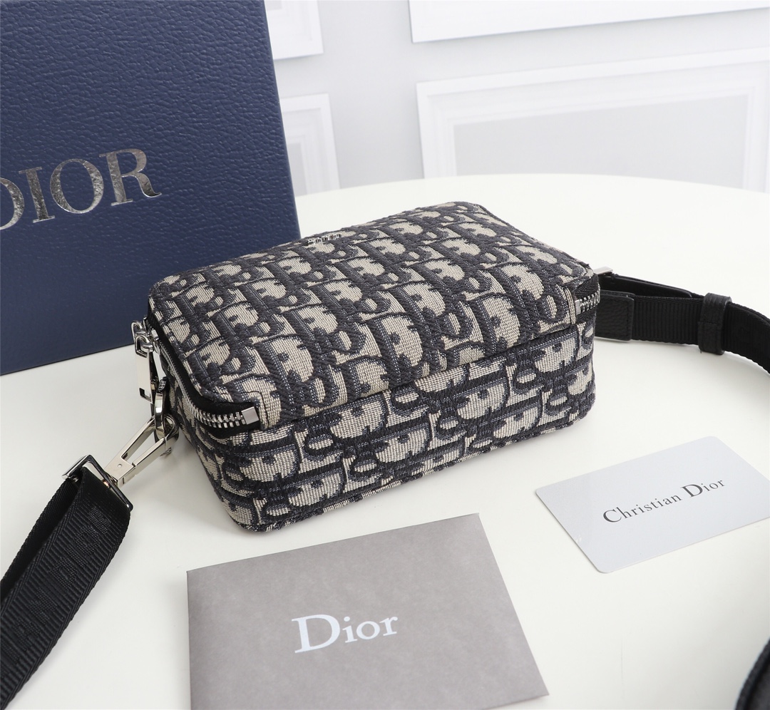 D10r messenger pouch oblique galaxy leather beige 2esbc119vpd 17 x 12.5 x 6 cm