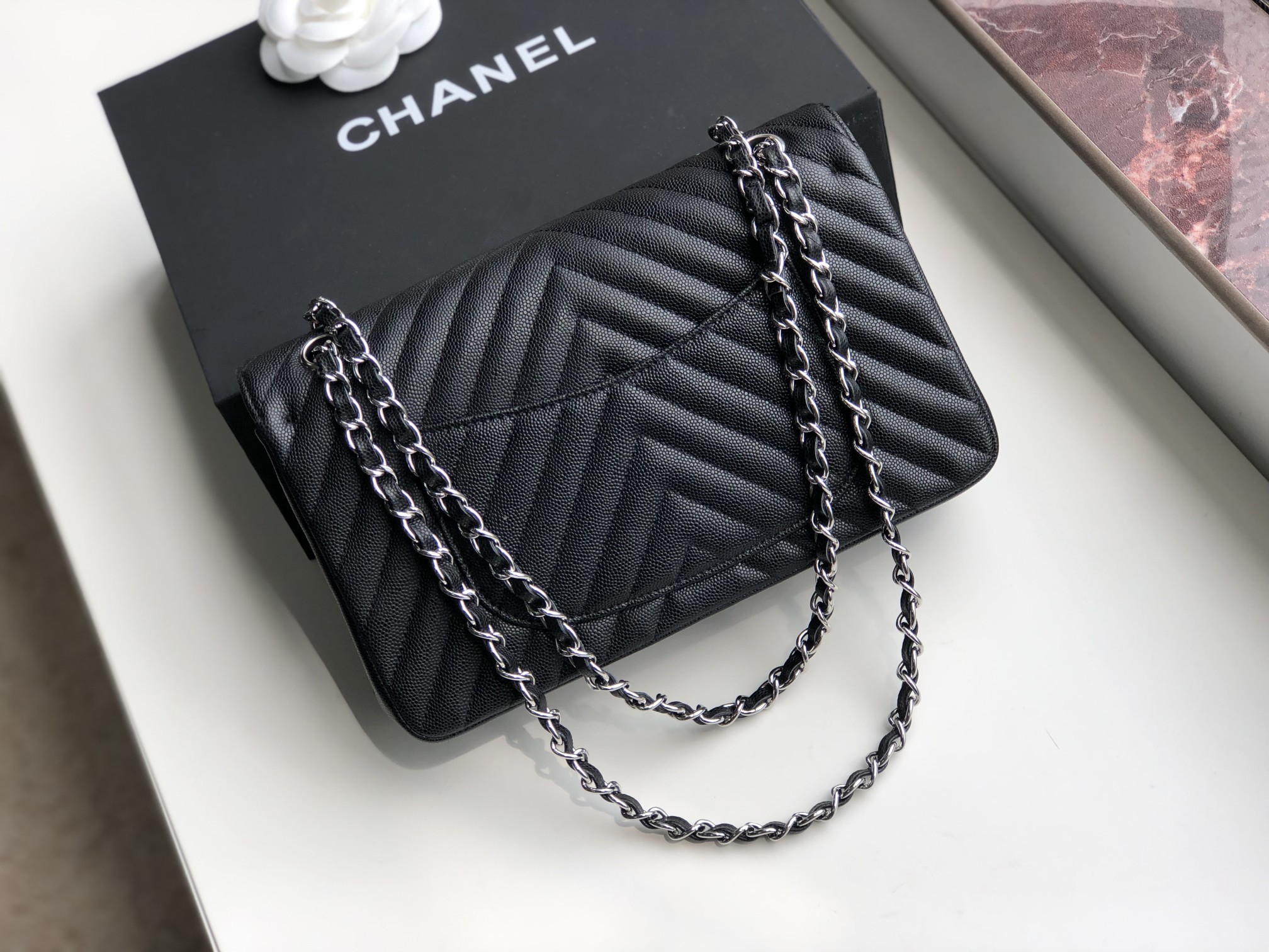 Ch**el chevron classic flap bag grained leather silver metal black a01112 26 x 16 x 7 cm