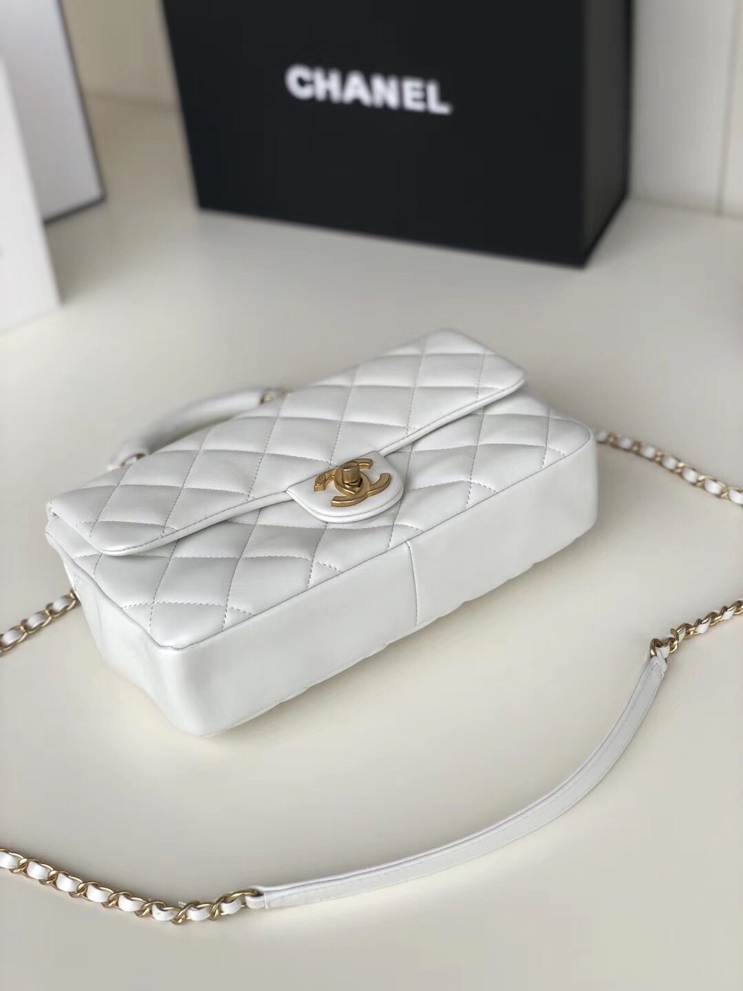 Ch**el circular handle flap bag lambskin white as1358 24 x 15 x 6 cm